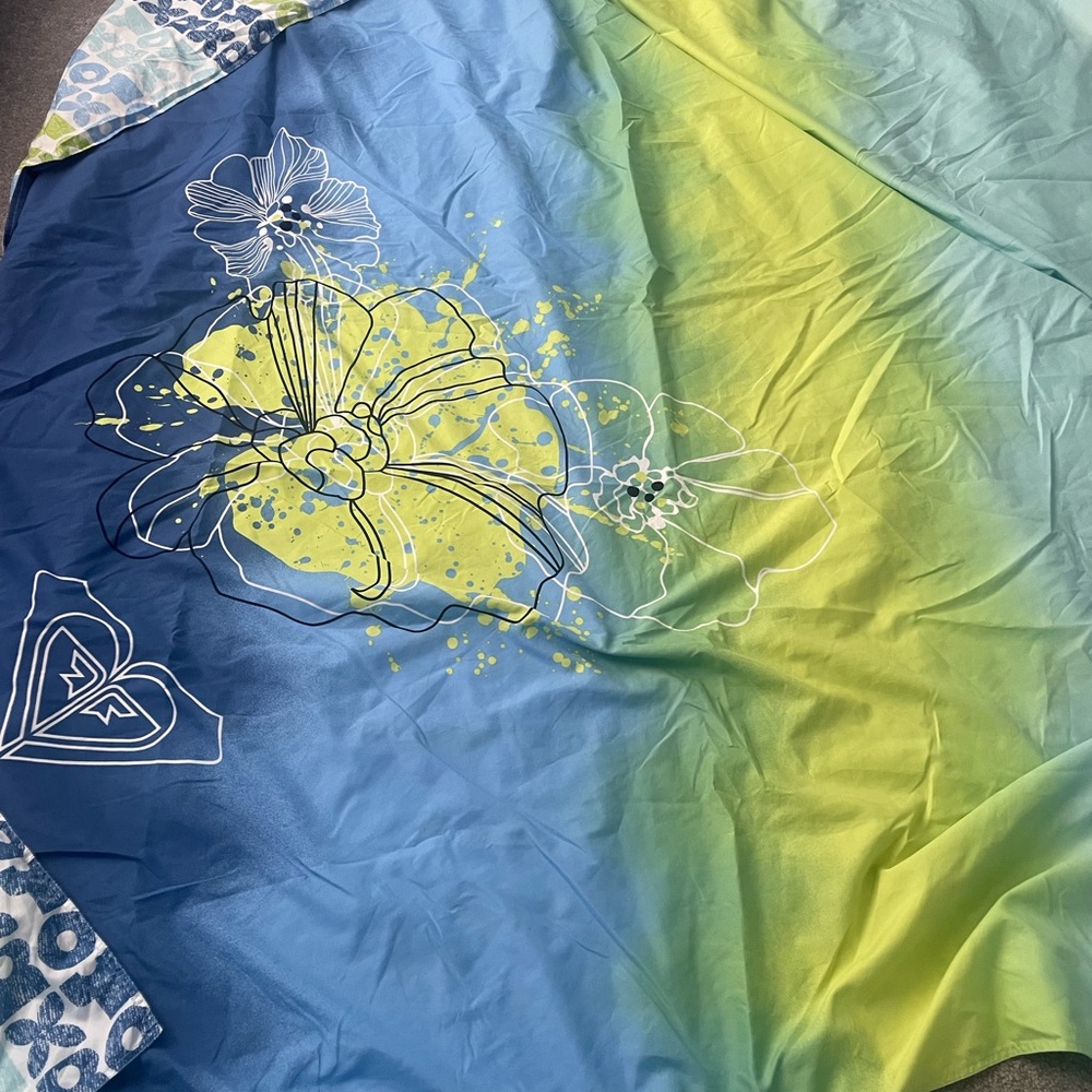 Roxy full size reversible duvet cover w/ 2 shams. Never used.